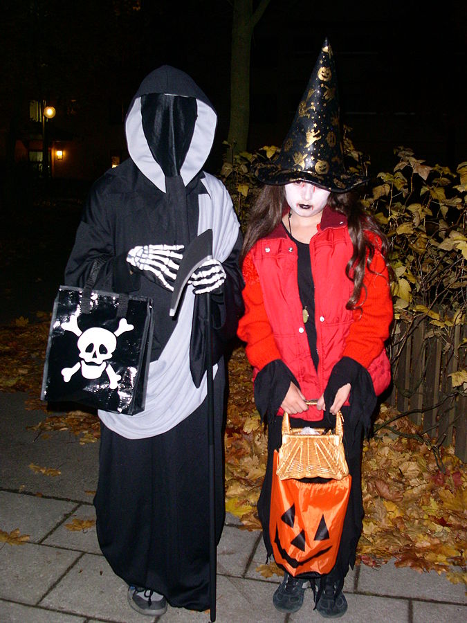 675px-Trick_or_treat_in_sweden